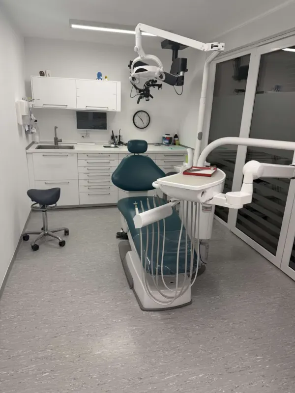 Frisch gereinigtes Behandlungszimmer einer Zahnarztpraxis
