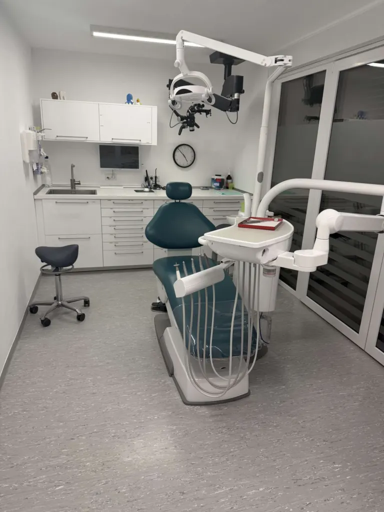 Frisch gereinigtes Behandlungszimmer einer Zahnarztpraxis
