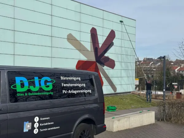 Firmentransporter vor einer Glasfassade, dahinter Reinigung mit Teleskopstange