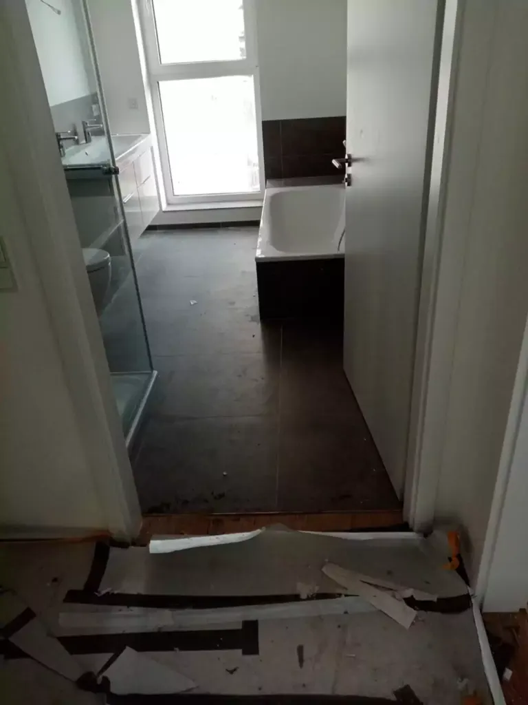 Badezimmer während der Bauendreinigung mit Abdeckungen am Boden