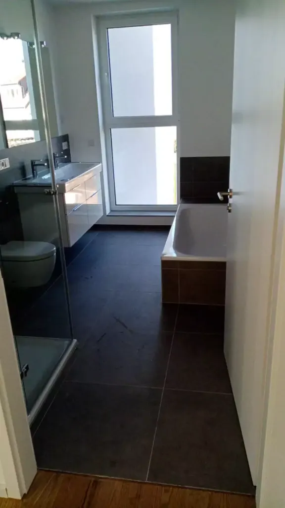 Gereinigtes Badezimmer mit Badewanne, Dusche und Waschtisch