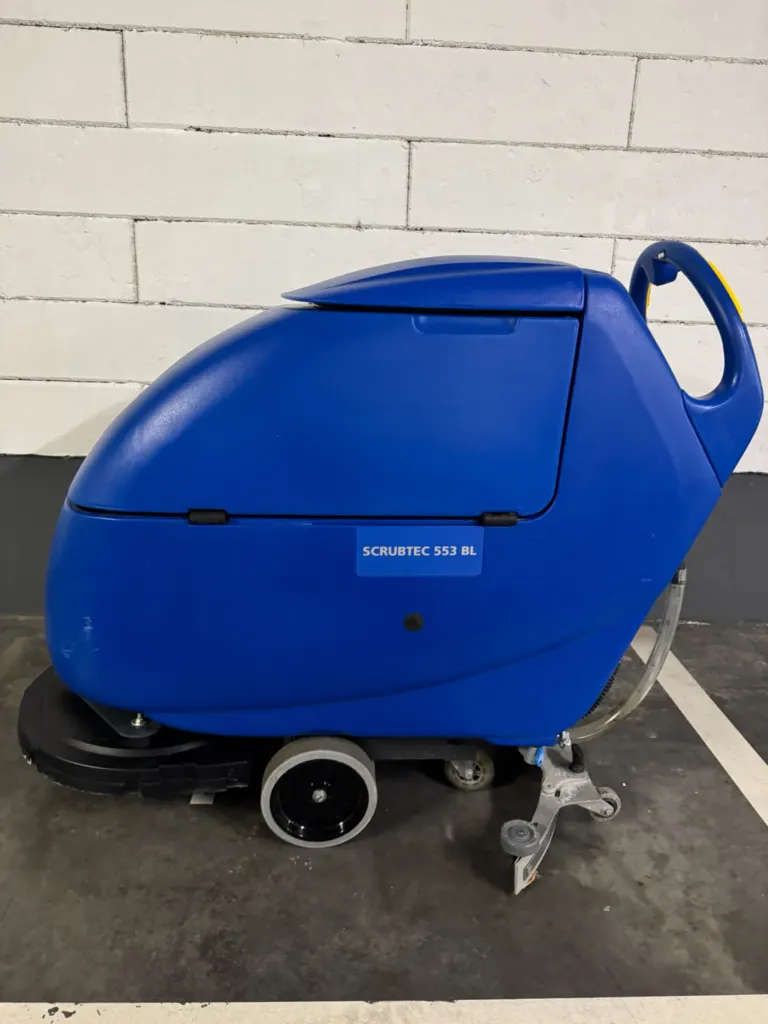 Blaue Scheuersaugmaschine für die maschinelle Hallenreinigung