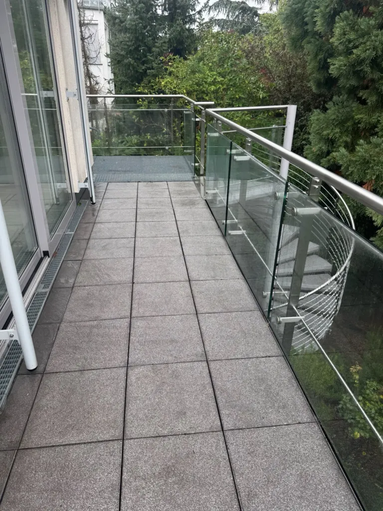 Frisch gereinigte helle Steinplatten auf demselben Balkon