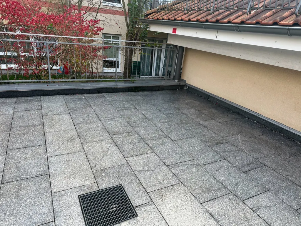 Frisch gereinigte Granitplatten auf einer Dachterrasse
